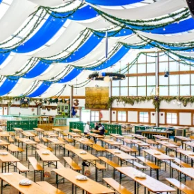 Leeres Oktoberfestzelt, komplett Bestuhlt mit Bierzeltgarnituren