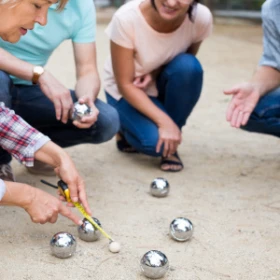 Abstand zwischen den Boule Kugeln wird gemessen