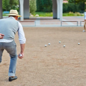 Mann wirft eine Boule Kugel