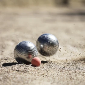 zwei Boule Kugeln im Sand