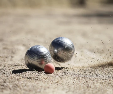 zwei Boule Kugeln im Sand