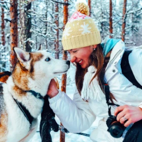 Frau und Husky Nase an Nase