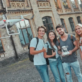 Gruppe steuert eine eigene Drohne