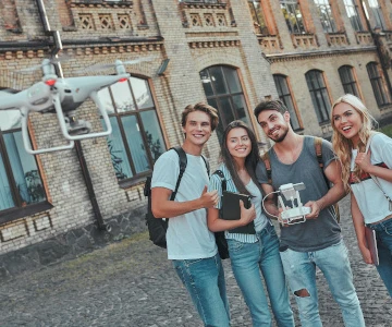 Gruppe steuert eine eigene Drohne