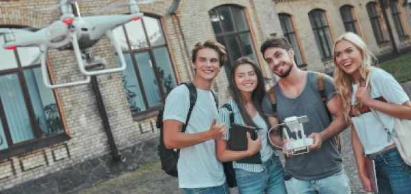 Gruppe steuert eine eigene Drohne