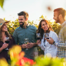 Glückliche Kollegen mit Weinglas in der Hand