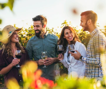Glückliche Kollegen mit Weinglas in der Hand