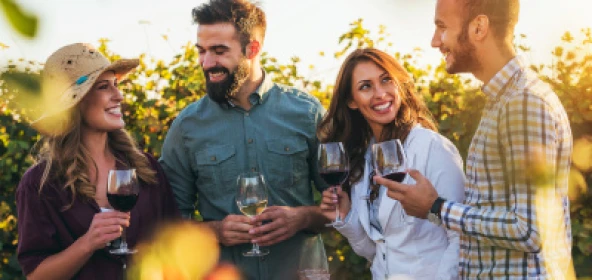 Glückliche Kollegen mit Weinglas in der Hand