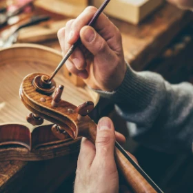 eine Geige wird repariert