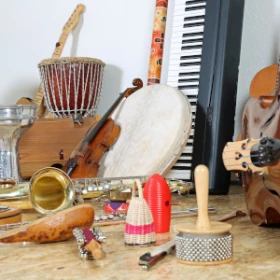 verschiedene Musikinstrumente, Geige, Keyboard, Rhythmusinstrumente