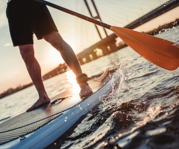 Person auf Stand up paddling board