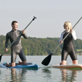 Pärchen beim Paddel auf dem Board