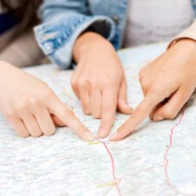 Drei Hände Zeichen auf einem Punkt auf einer Stadtkarte