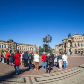 Dresdner Theaterplatz mit Gruppe von Menschen