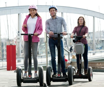 Drei Personen fahren Segway durch eine Stadt