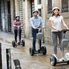 Personen auf Segway fahren durch eine Stadt