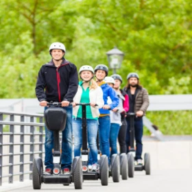 Segwaytour mit Guide, Gruppe fährt über eine Brücke
