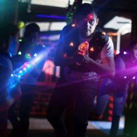 Person beim Lasertag spiele von vorne