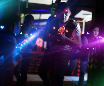 Person beim Lasertag spiele von vorne