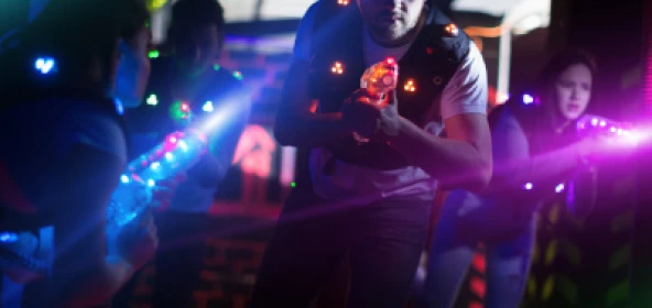 Person beim Lasertag spiele von vorne