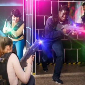 3 Personen spielen Lasertag in einem Innenbereich