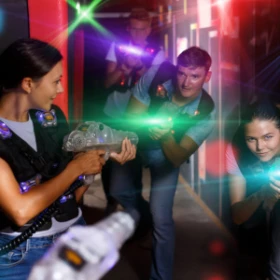 Junge Frau schießt mit Lasertag auf eine andere Mitspielerin