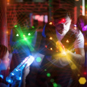 Begeisterter Lasertag-Spieler in hellen Strahlen