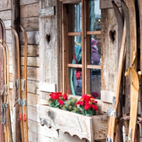 Skandinavisches rustikales Holzhaus, Skier hängen an der Wand