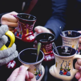 Glühweintassen, Gruppe steht im Kreis und stößt an