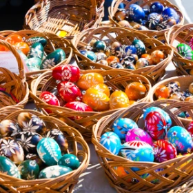 mehrere Osterkörbe mit bemalten Eiern