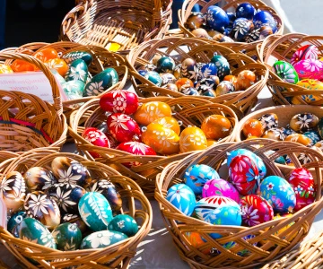 mehrere Osterkörbe mit bemalten Eiern
