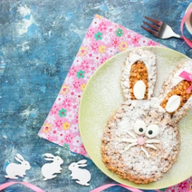 Teller mit einem bebackenen Osterhasen