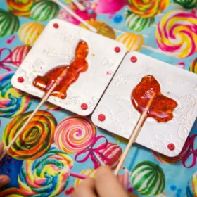 Person erstellt Osterdeko mit Zuckerguss