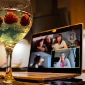 Gin Cocktail vor einem Meeting auf einem Laptop
