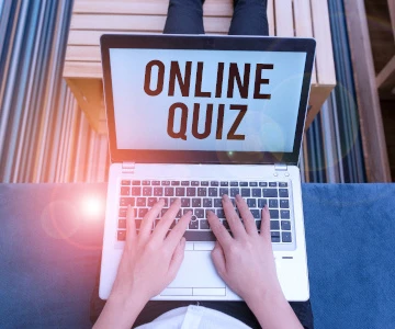 Man sitzt vor seinem Laptop aufdem Online Quiz steht