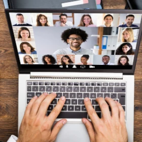 Person vor seinem Laptop in einem Meeting