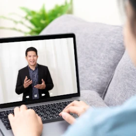 Person nimmt an einem Meeting teil