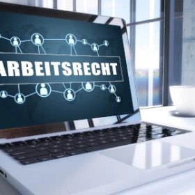 Laptop mit einem Bild auf dem Arbeitsrecht steht