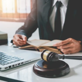 Mann in einem Anzug und einem Gesetzbuch