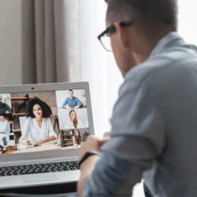 Mann schaut gespannt auf ein virtuelles Seminar