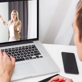 Person schaut sich ein virtuelles Seminar an