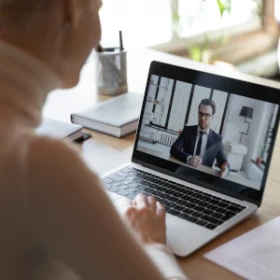 Frau schaut sich ein virtuelles Seminar an