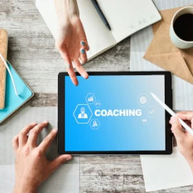 Tablet mit verschiedenen Schreibblöcken daneben