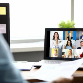 Laptop mit einem Meeting