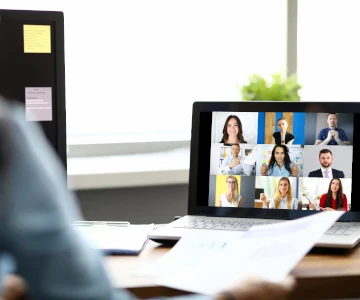 Laptop mit einem Meeting