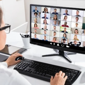 Person nimmt an einem großen virtuellen Meeting teil