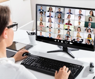 Person nimmt an einem großen virtuellen Meeting teil