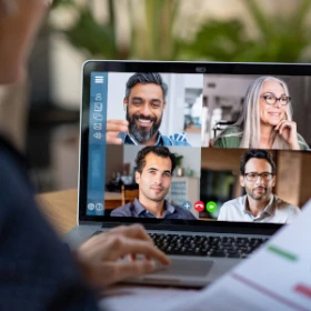 Person liest etwas in einem Meeting vor