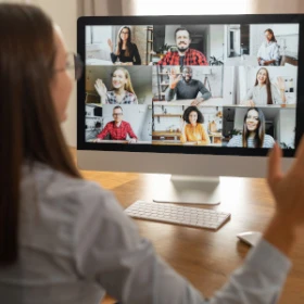 Frau erklärt den Teilnehmern etwas