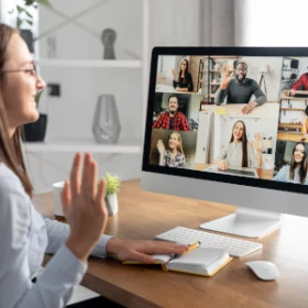 Frau in einem virtuellen Meeting mit ihren Kollegen